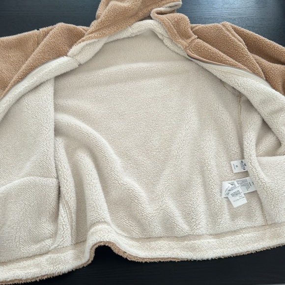 Hollister fuzzy sweater women’s size extra small fits like a medium. - Picture 3 of 4